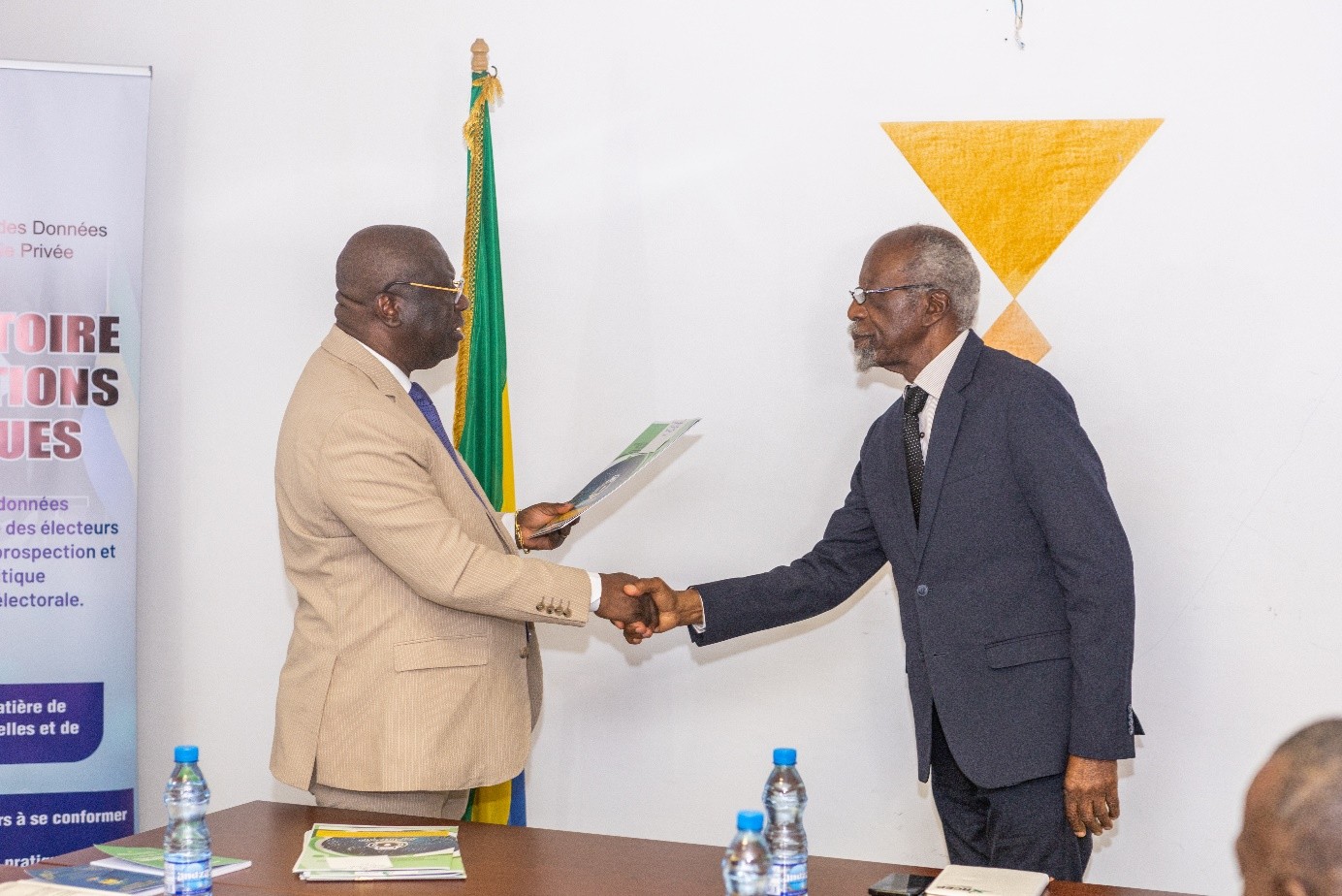 Le président de l’APDPVP remettant le récépissé à un responsable de parti politique.