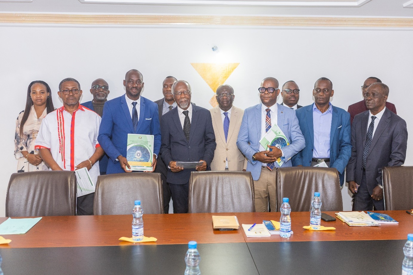  Photo de famille avec les responsables des partis politiques.